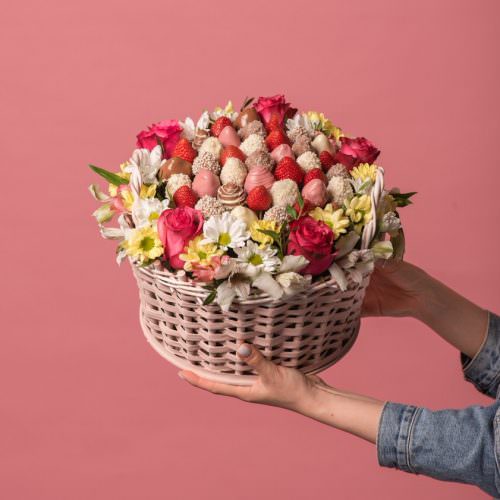 Корзина клубника с цветами "Любовь"